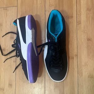 Indoor hard court soccer shoes. Great condition. Minor use.